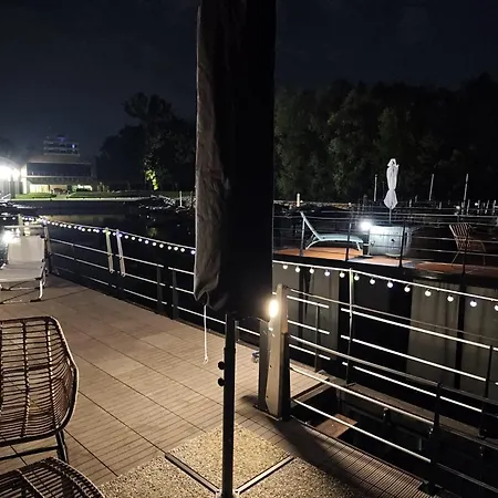 Hotel en barco Blue Lagoon Houseboat *