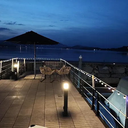 Blue Lagoon Houseboat