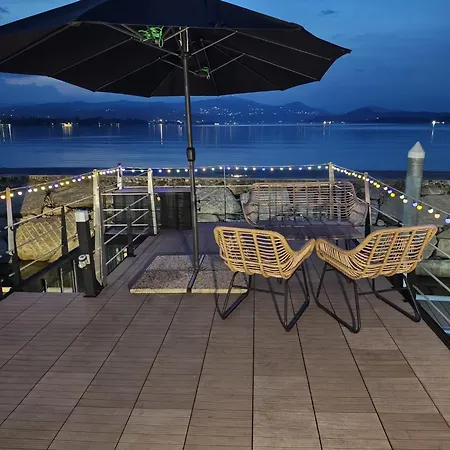 Blue Lagoon Houseboat Botel